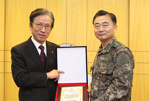 병협, 황일웅 국군의무사령관에 공로상 시상