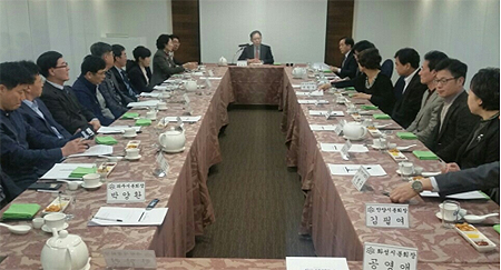 "약국 방문한 국회의원 후보 따뜻하게 맞아주세요"