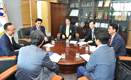 조찬휘 약사회장과 손문기 식약처장, 현안 논의