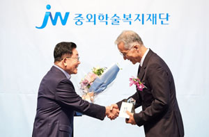 김인권 명예원장, JW그룹 성천상 수상
