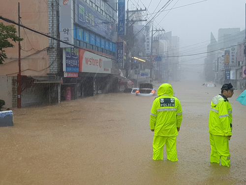 물 차고 간판 떨어지고…약국도 태풍피해 잇따라