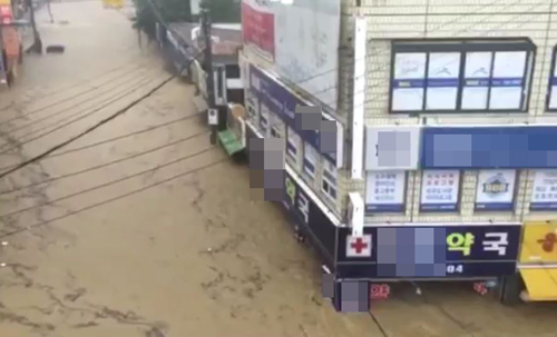 "조제실도 완전 침수"…태풍 차바에 약국 아수라장