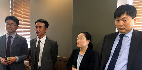 헌법소원 낸 피부과 의사들, 헌재 앞에서 1인 시위