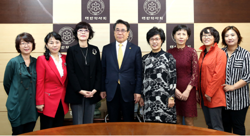 덕성약대 동문 신임 집행부, 약사회 방문