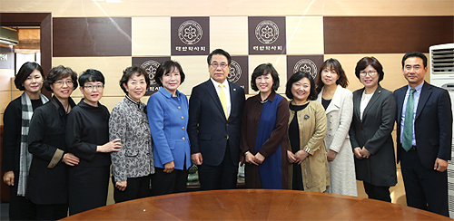 숙명약대 동문회 신임 집행부,  조찬휘 회장과 환담