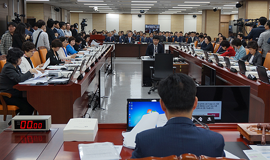"국회의원에 현상금이라니"…뿔난 복지위, 강경대응