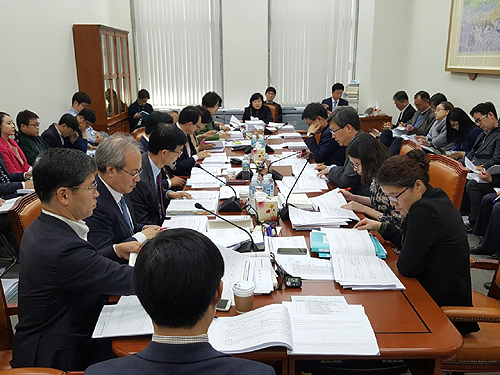 약사 자격정지 '시효제' 급물살…수의사 추가는 제동