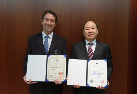 폴 헨리 휴버스 한국릴리 사장, 국무총리표창 수상