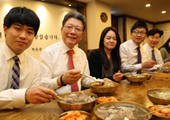 두둑한 보너스와 연말휴가…47년 흑자기업의 선물