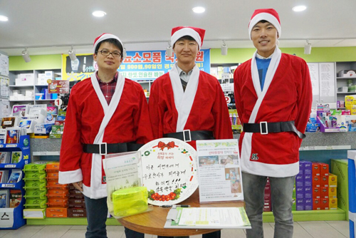 "청주 약사가 가운 아닌 산타복을 입은 이유는?"