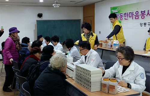 강동구약, 봉사약국 열고 어르신 139명 무료투약
