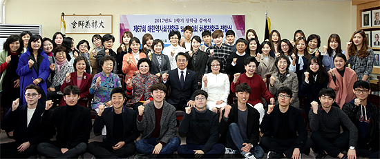 약사회 장학생된 약대생 36명 "선배님 감사합니다"