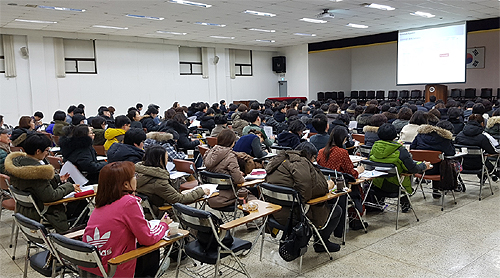 내과교수에게 배운다? 의사 반발에 약사교육 무산
