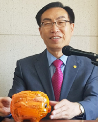 매년 돼지저금통 들고 분회 찾는 약사…사연은