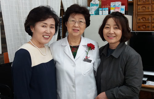 서초구약, 원로 약사 39명 찾아 카네이션 전달