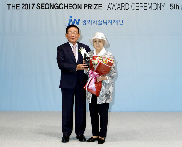 91세 한원주 매그너스병원 과장 '성천상' 수상