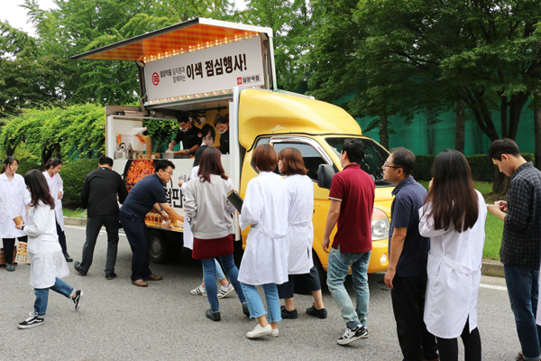 일양약품 '이색 점심 행사'…닭갈비 밥차 등장