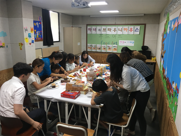 유영제약 저소득층 아동 위해 '푸드아트' 봉사