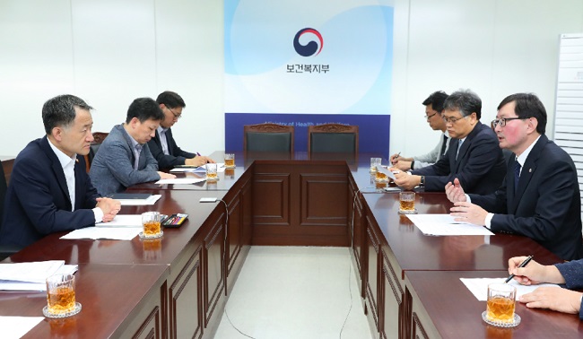 의협 회장, 복지부 장관 만나 문 케어 우려 전달