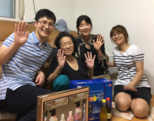 광진구약, 추석 맞아 독거어르신 찾아 선물 전달