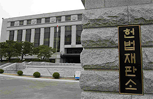 헌재 "무자격자와 의료행위한 의사 면허취소, 합헌"