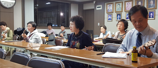 매주 화요일 저녁 분회 회관서 우쿨렐레 소리가