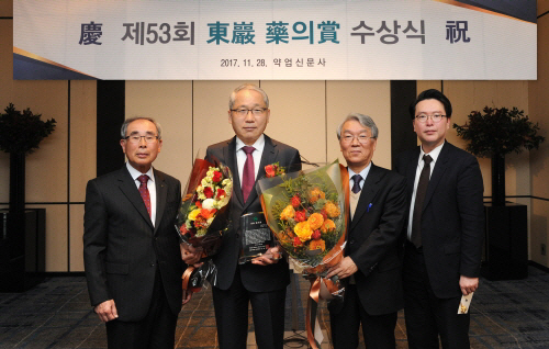 윤도준 동화약품 회장, 동암 약의상 수상