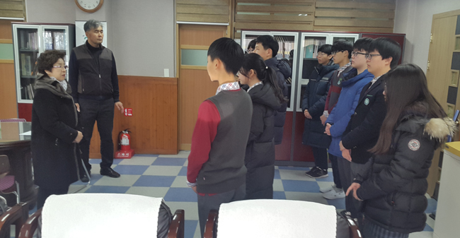 광진구약 5반, 중학생 10명에 장학금 전달