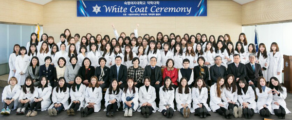 숙명약대 동문회, 실습 앞둔 후배들에 약사가운 기증