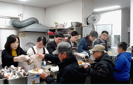 의료중재원, 노숙자쉼터 찾아 배식봉사 펼쳐