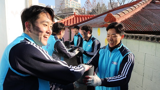 종근당 신입사원 100여명, 연탄배달 봉사활동 나서 