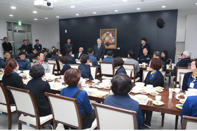 김용익 이사장 내부 첫 공식행사는 비정규직 만남