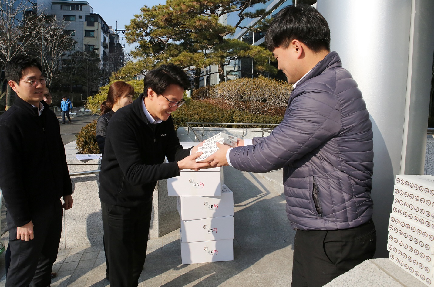 동아쏘시오그룹, 임직원에게 흑임자 인절미떡 선물