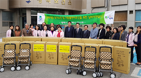 평택시약, 거동불편 어르신들에 실버카 기증