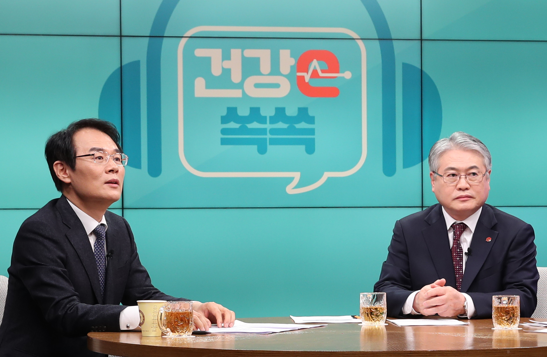 문 대통령 오른팔?...김용익 "특권 갖고 살아온 거 맞다"