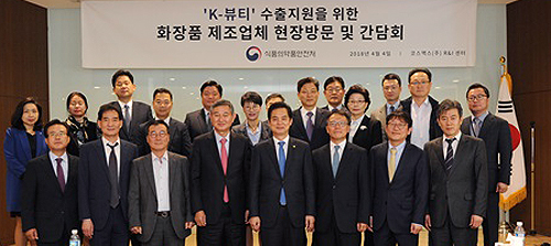 'K-뷰티' 지원 위해 마스크팩 쓴 류영진 식약처장