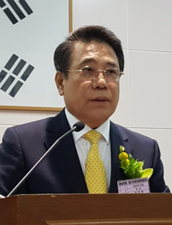 총회 지각 개최에 고개숙인 조찬휘 회장·문재빈 의장
