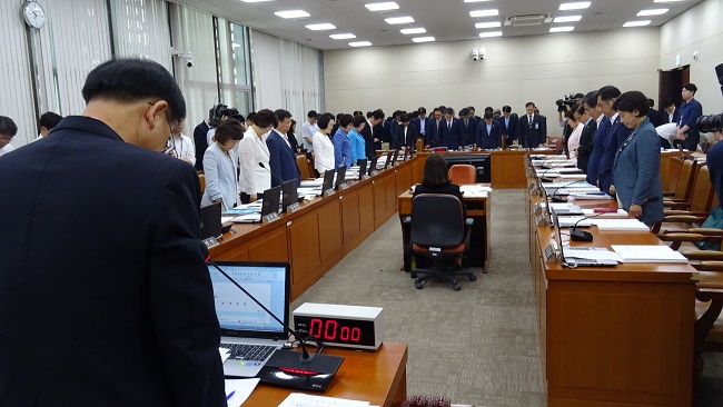 故노회찬 대표 추모 속 국회 복지위 업무보고 개시
