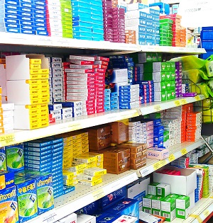 학교보건실에 일반약 판매 약국, 약사법 위반 논란