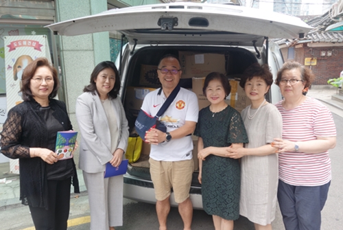 약국 창고에 쌓인 기부물품..."약대 선후배 함께 동참"