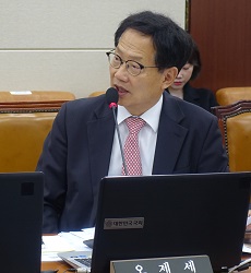 "시대 뒤쳐진 보건의료인 국시, 아직도 집필고사 방식"