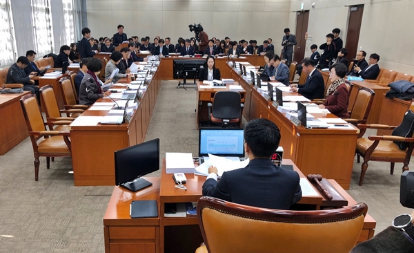 "민주·한국 거대양당 다툼에 복지위 예산안 처리 피해"