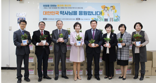 "약사님 감사합니다"…서울 약사들에 전달된 꽃 선물   