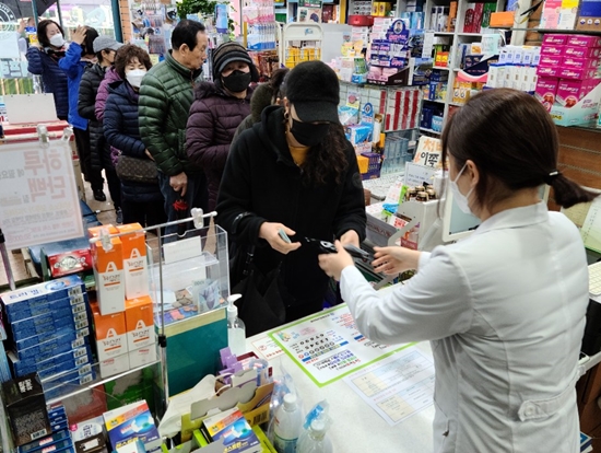 제동 걸린 공적 마스크 면세법안에 약사들 '공분'