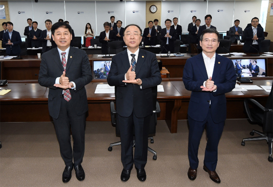 홍남기 부총리도 의료진 '덕분에 챌린지' 동참
