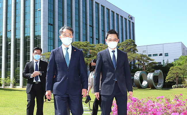박능후 장관, GC녹십자 코로나19 치료제 개발 격려