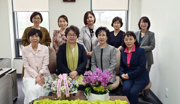 덕성여대 약대 총동문회, 스승의날 맞아 모교 방문