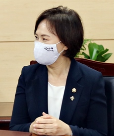 약사회 방문한 이의경 처장, 어떤 마스크 썼나