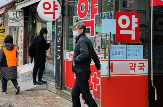약사회, '공적마스크 중단' 카드…딜레마에 빠진 정부