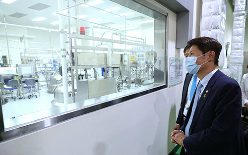 김강립 차관, 코로나19 항체 치료제 개발 기업 현장방문